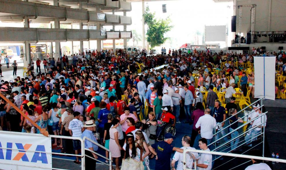 Festa da Cebola inicia com desfile de máquinas agrícolas, almoço gratuito, presença de autoridades e grande público