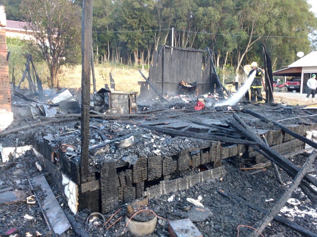 Incêndio destrói casa em Imbuia 