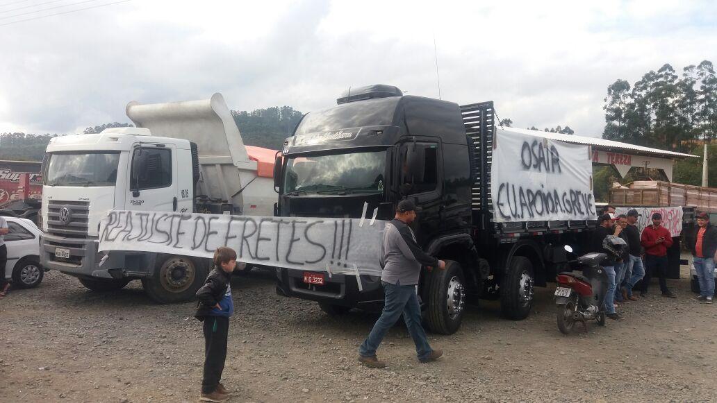 Manifestação: Caminhoneiros e agricultores da Região da Cebola mantém mobilização na SC-350, em Aurora