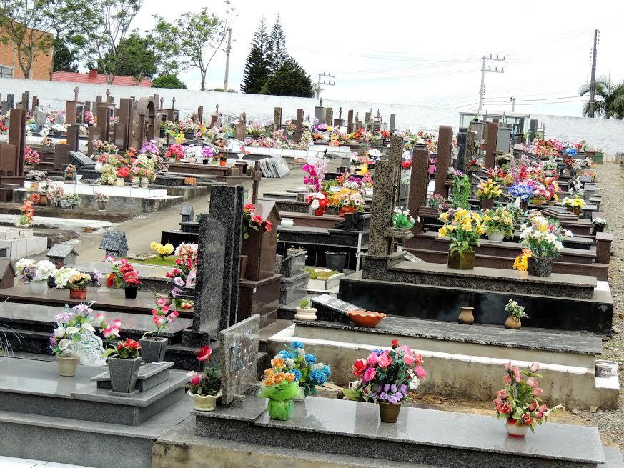 Mesmo com tempo instável os cemitérios de Ituporanga tiveram movimentação intensa nesta manhã de segunda-feira  