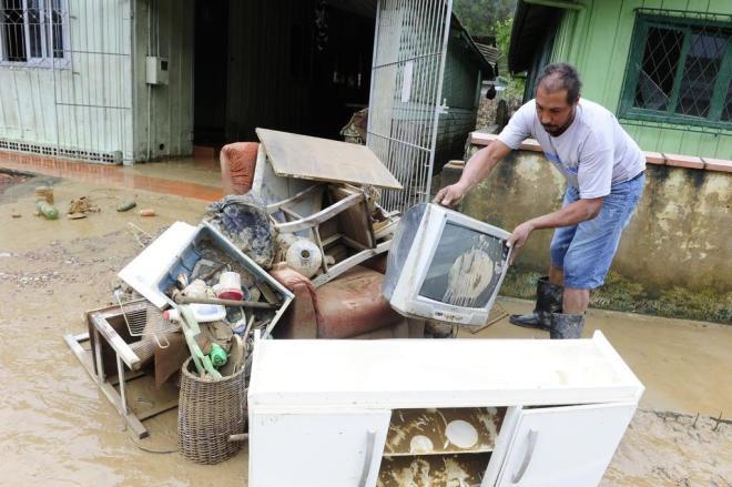 Moradores limpam casas, mas Defesa Civil de Rio do Sul orienta famílias a permanecerem nos abrigos 