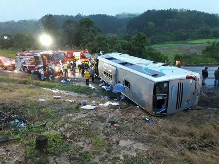 Ônibus com jovens tomba na BR-470 em Pouso Redondo e deixa feridos