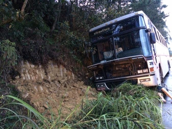 Ônibus sai da pista e colide em barranco na rodovia entre Agrolândia e Atalanta