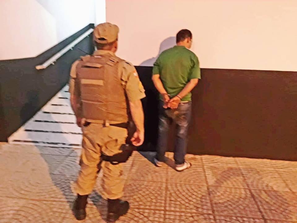 Polícia Militar em flagrante autor de estupro e roubo em Rio do Sul
