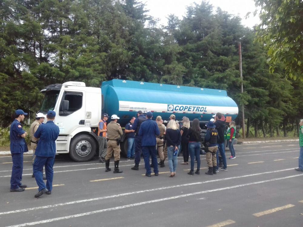 PRE de Aurora realiza fiscalização em transportes de cargas perigosas na SC-350