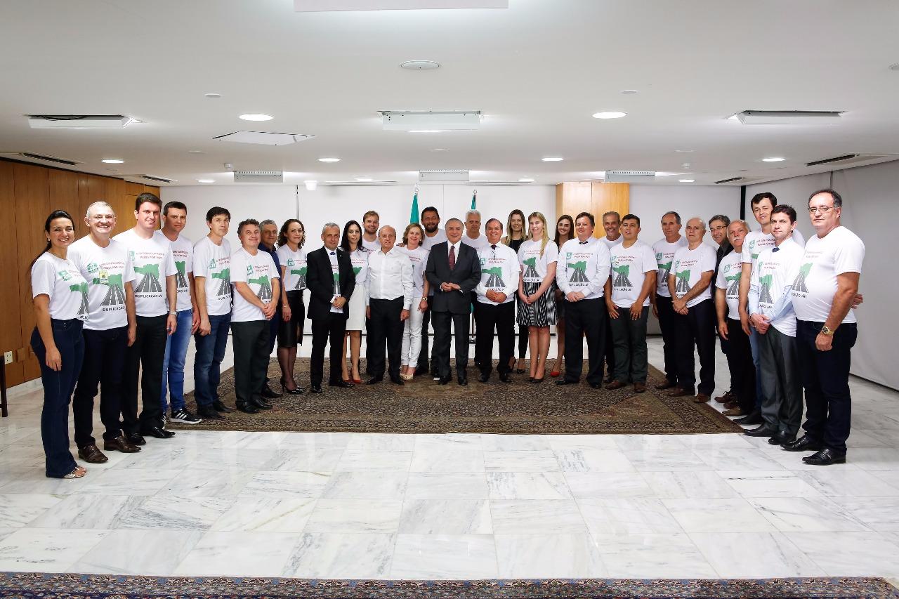 Prefeito de Petrolândia integra comitiva que viajou a Brasília