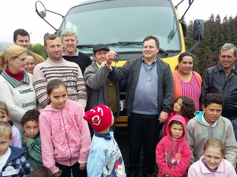 Prefeito de Vidal Ramos entrega ônibus escolar a Fazenda Rio Bonito 