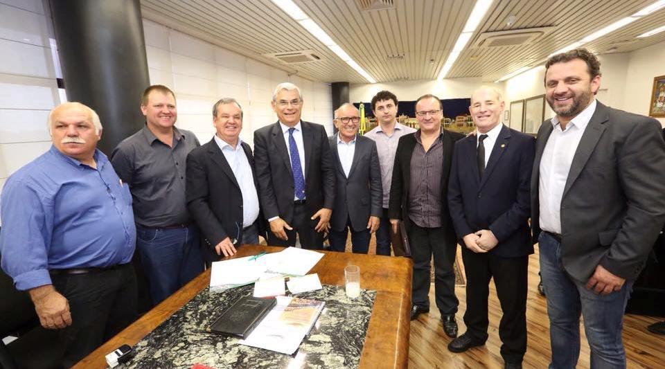 Prefeitos da Região da Cebola assinam convênios em Florianópolis
