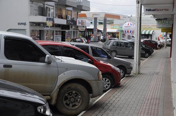 Projeto busca conscientizar lojistas para liberar estacionamentos em frente aos estabelecimentos comerciais em Ituporanga