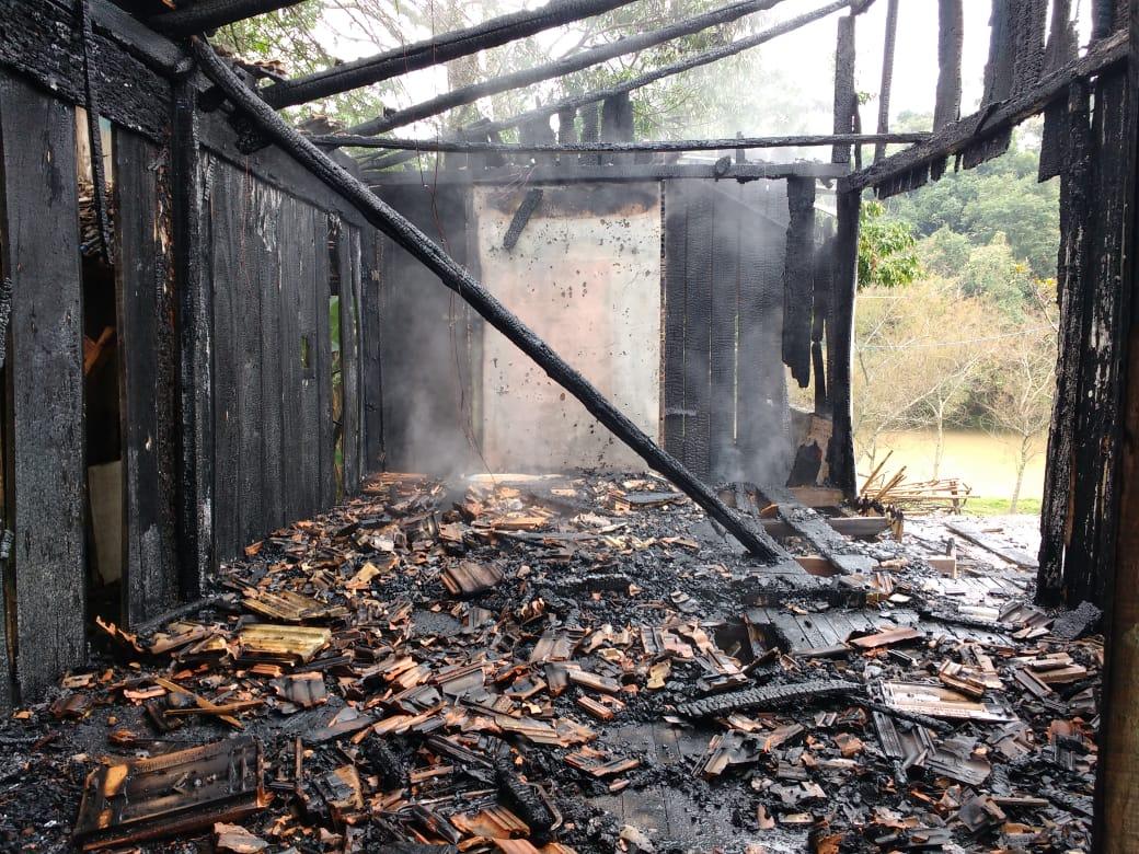 Residência é destruída em incêndio, em Ituporanga