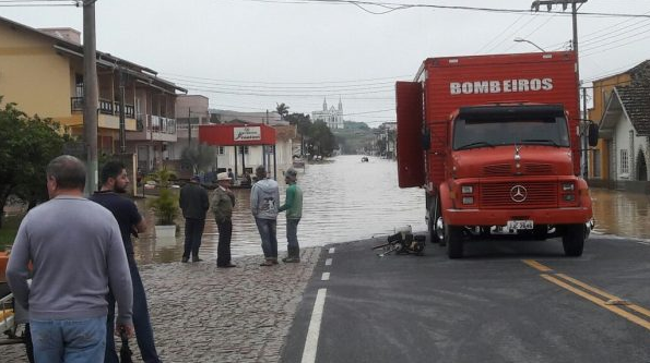 Rio do Oeste tem 80% da cidade alagada e decreta situação de emergência 