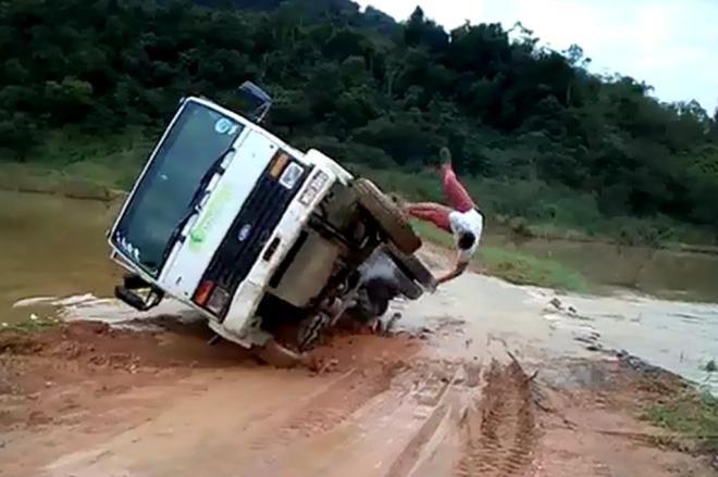 Vídeo mostra momento em que caminhão tomba próximo à barragem de José Boiteux