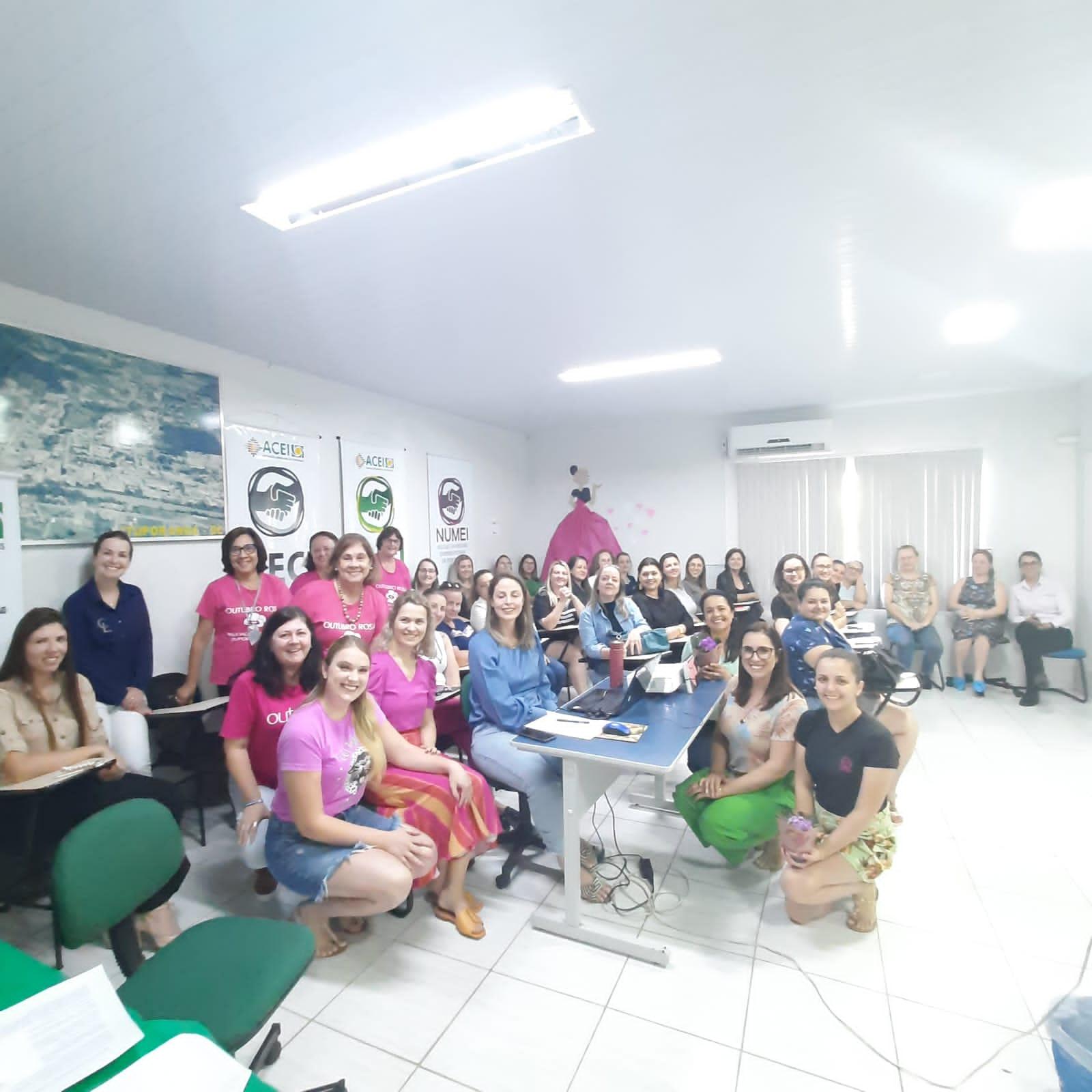 Outubro Rosa Solidário do Núcleo da Mulher Empreendedora (NUMEI) de Ituporanga arrecada quase 800 peças de roupas