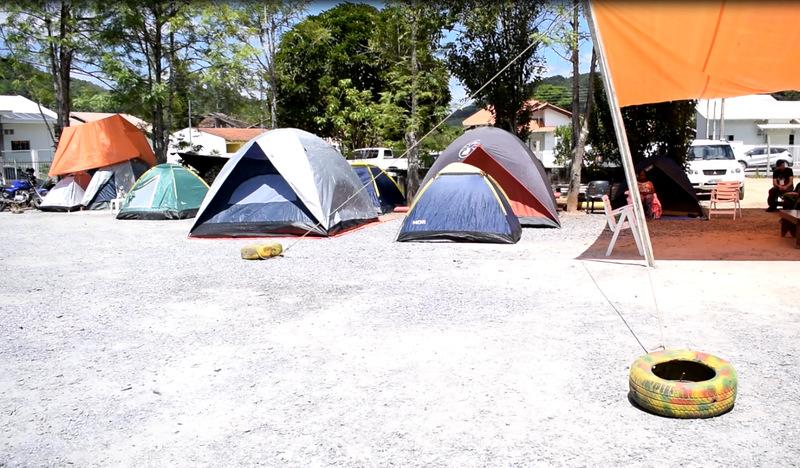 Pais acampam em frente a educandários para garantir vagas em Ituporanga. Matrículas começam na segunda (26)