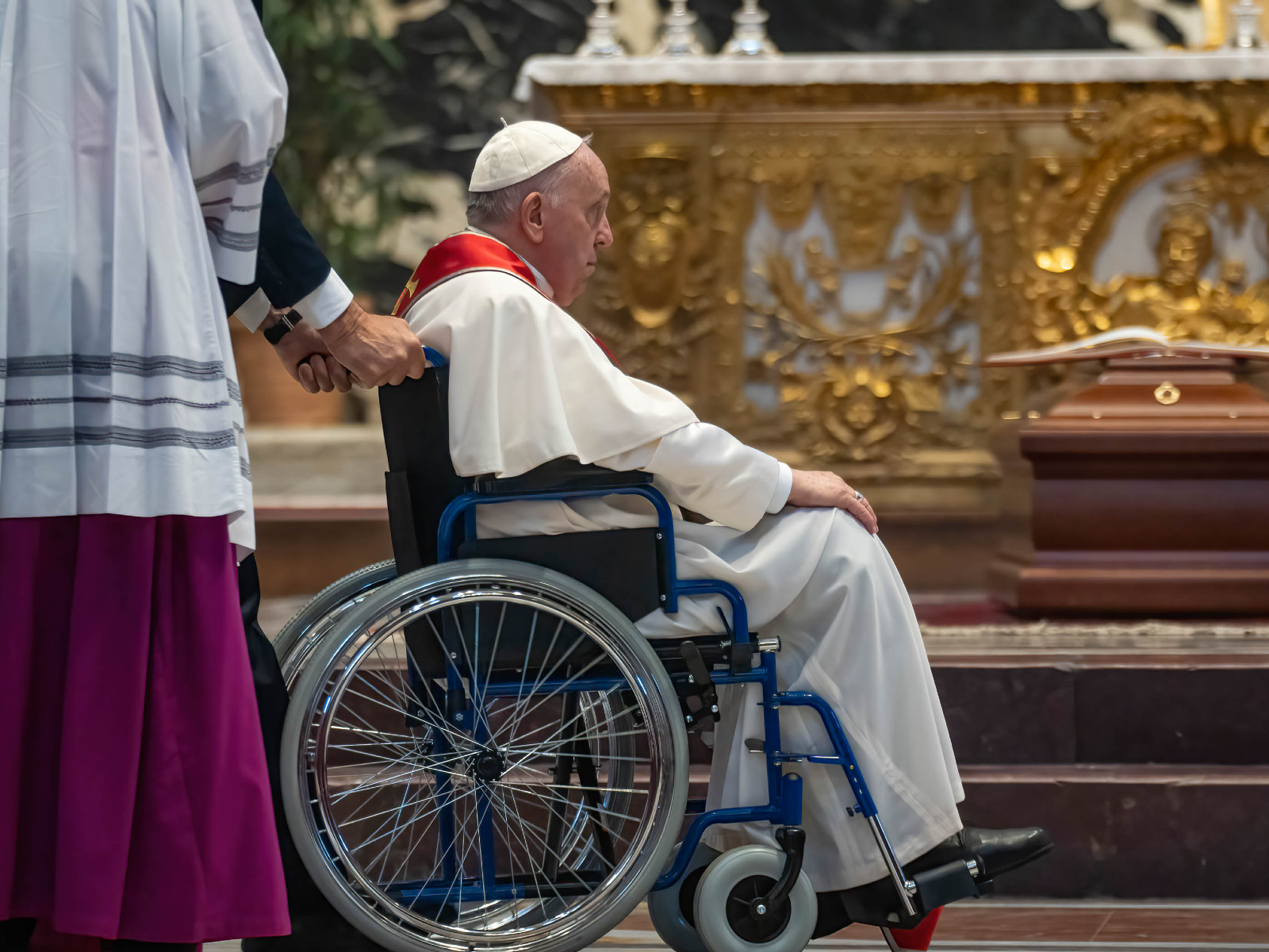 Papa Francisco deixará de celebrar missa de Corpus Christi por dor no joelho