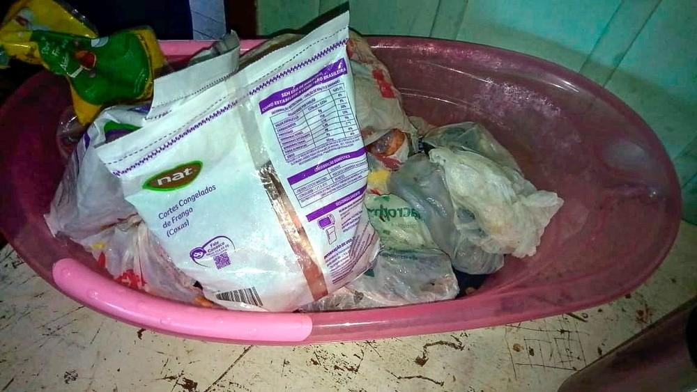 PMs de SC se comovem após homem com sete filhos ser preso por furtar comida e doam cestas básicas