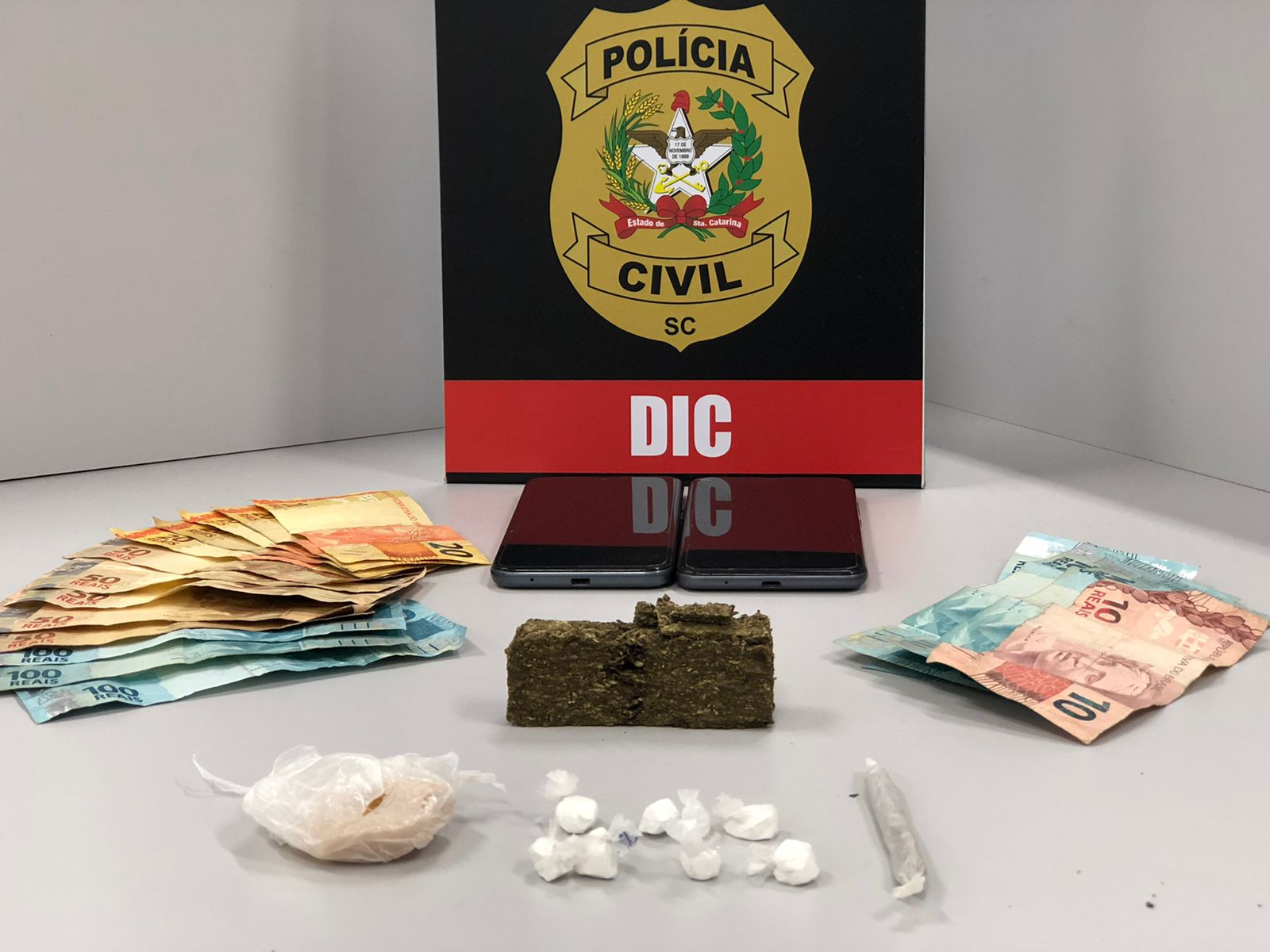 Polícia fecha ponto de venda de drogas