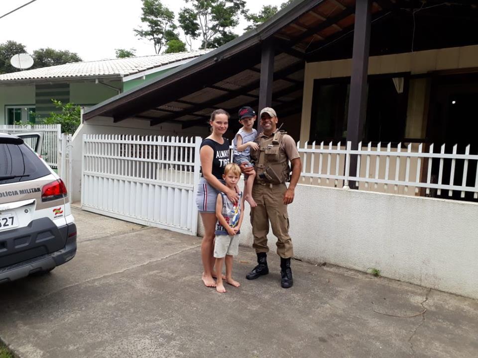 Polícia Militar de Ituporanga faz surpresa a criança especial que sonha ser policial militar