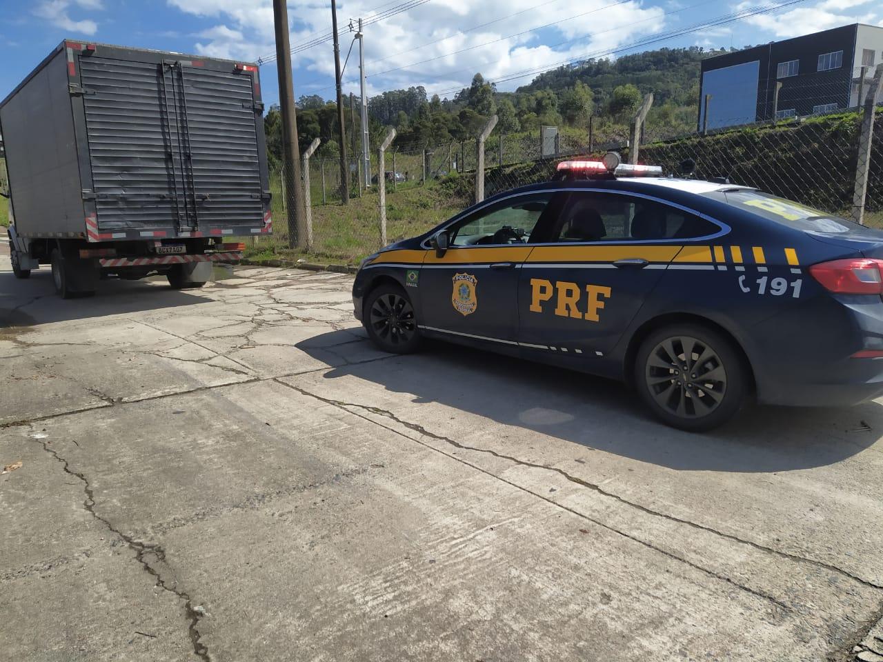 Polícia Rodoviária Federal recupera veículo furtado e com placas falsas em Rio do Sul, na BR-470