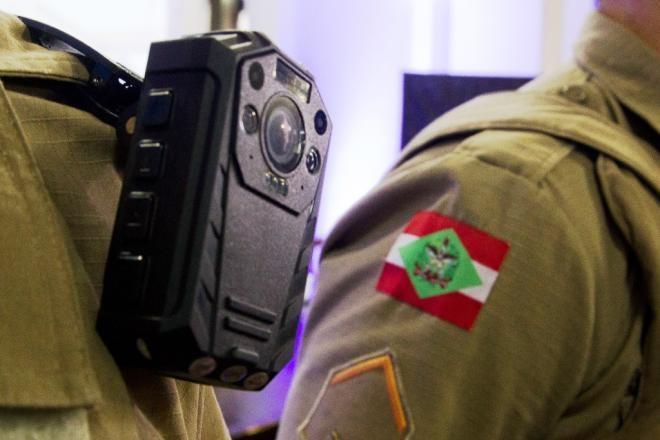 Policiais militares do Alto Vale passarão a usar câmeras nas fardas a partir de setembro