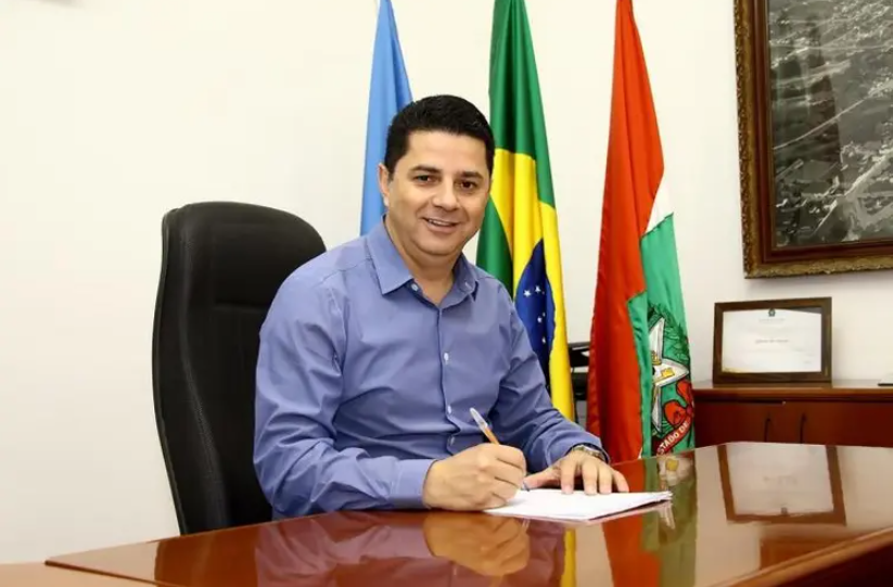 Prefeito renuncia ao cargo horas antes de votação sobre impeachment em Santa Catarina