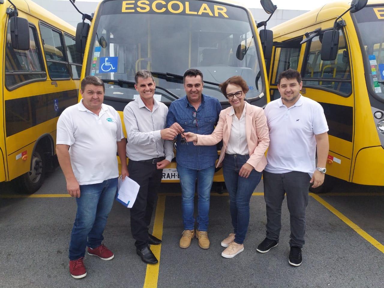 Presidente da Câmara e Prefeito de Vidal Ramos recebem em Florianópolis novo ônibus escolar