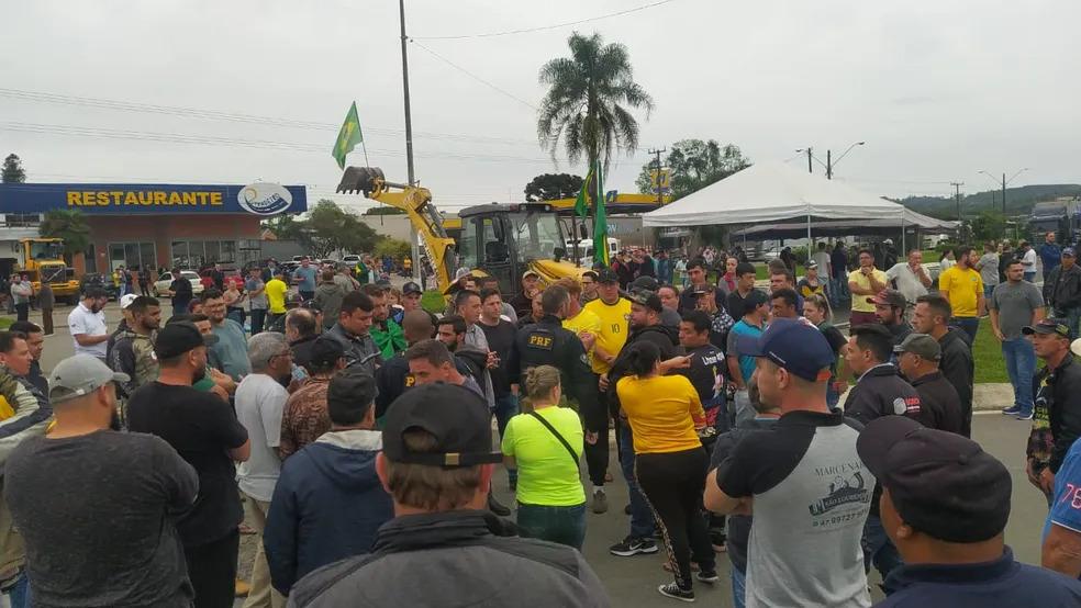 PRF diz que vai à Justiça para liberar vias bloqueadas por caminhoneiros após derrota de Bolsonaro