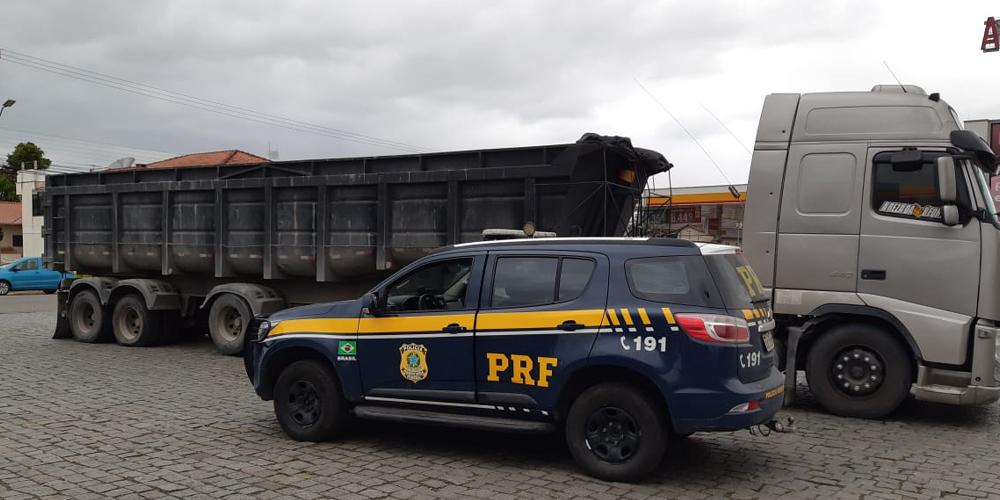 PRF flagra 24 toneladas de excesso em carreta na BR-470 em Indaial