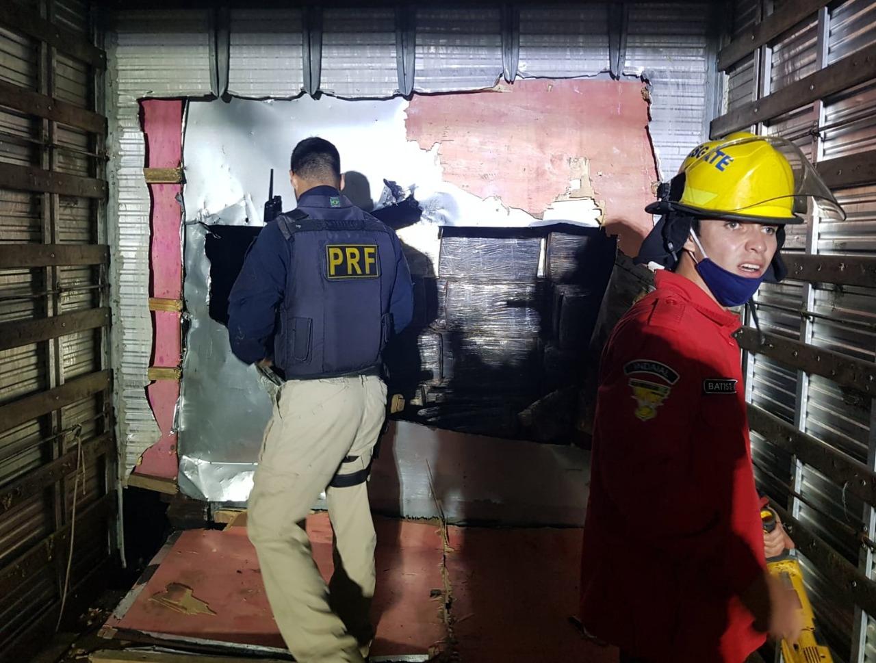 PRF localiza 1,5 tonelada de maconha escondida em fundo falso de carreta na BR-470 em Ascurra