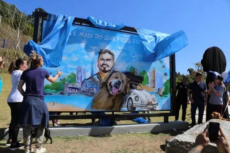 Quatro meses após tragédia, Jesse Koz e Shurastey ganham memorial e dog park em Balneário Camboriú