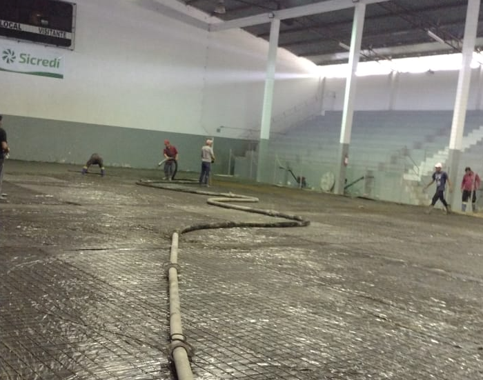 Reforma da quadra do ginásio municipal de Imbuia recebe concretagem e pintura