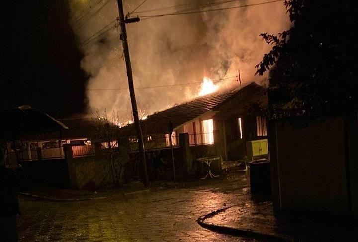 Residência fica destruída por incêndio em Alfredo Wagner