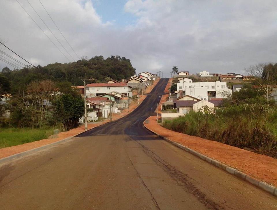 Rua Hugo Haverroth começa a receber asfalto em Ituporanga