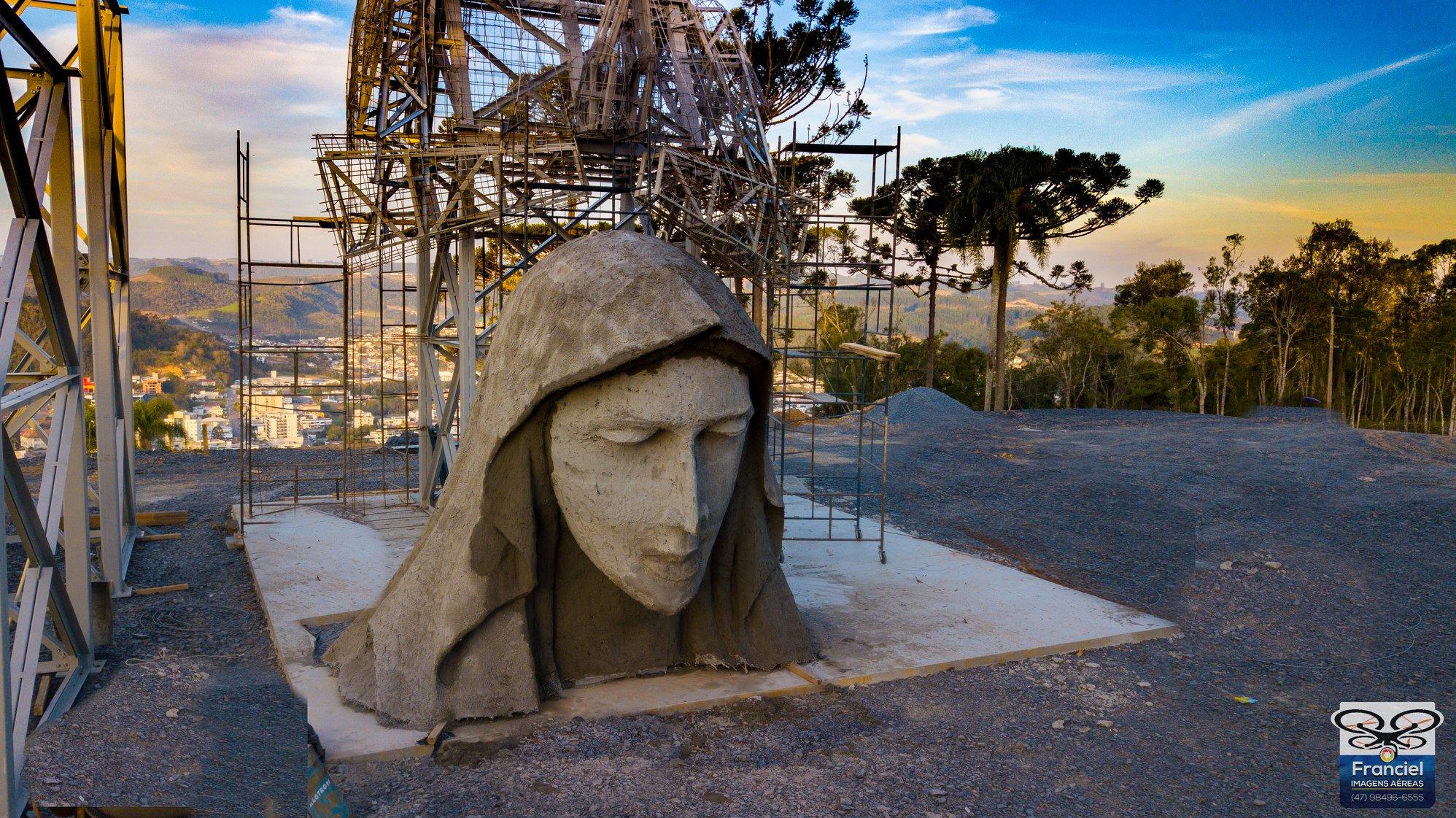 Santuário do Louvor: Estátua de Nossa Senhora de Lourdes começa a ganhar forma, em Ituporanga; VÍDEO