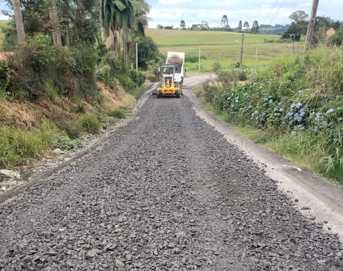 Secretaria de Obras de Atalanta trabalha na manutenção das estradas após as chuvas