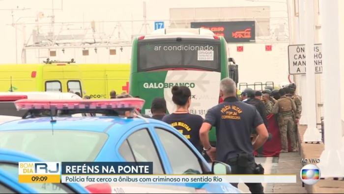 Sequestrador armado que fazia reféns dentro de ônibus na Ponte Rio-Niterói é morto por atirador de elite 