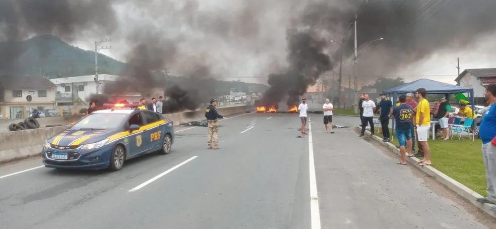 Sobe para 53 o número de bloqueios em rodovias de SC em atos pró-Bolsonaro; veja a lista