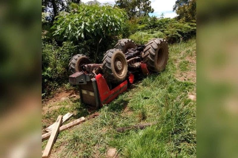 Trator capota durante manobra e mata motorista na Serra
