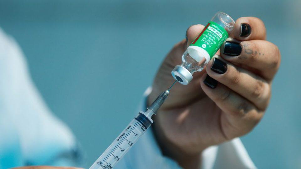 Vacina contra a Covid-19 será anual para grupos prioritários, diz nova secretária da Saúde 