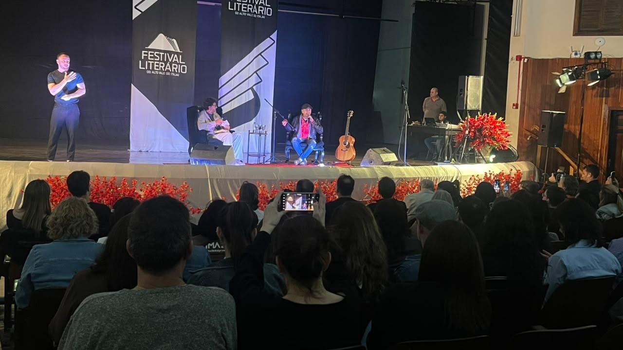 “A gente tem que falar para o nosso tempo”, afirma Zeca Baleiro durante festival em Rio do Sul