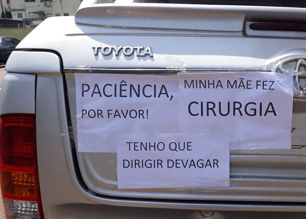 'Paciência, por favor. Minha mãe fez cirurgia': Filha põe cartazes em caminhonete para justificar lentidão em viagem até SC