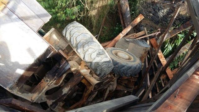 Ponte quebra e máquina da prefeitura cai de ponte em Leoberto Leal