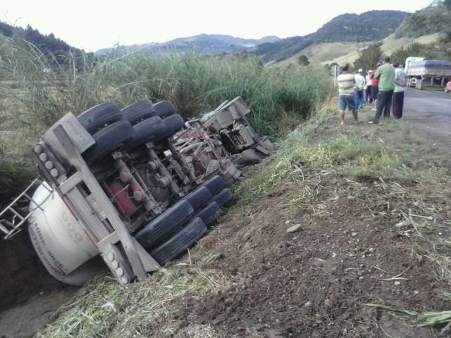 Caminhão tomba e motorista morre em acidente na SC-350 em Alfredo Wagner  