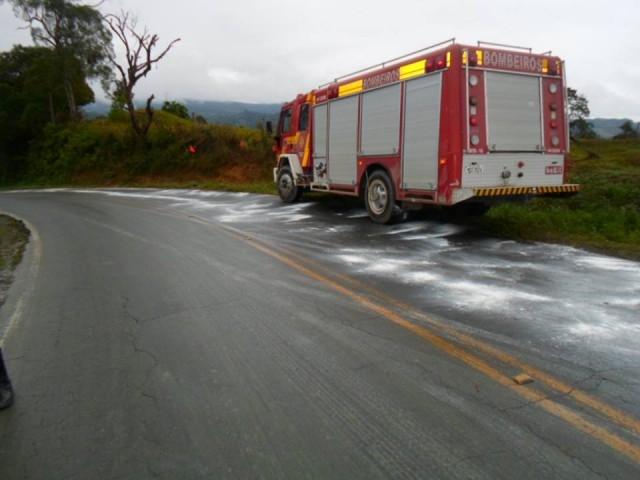 Bombeiros jogam cal sobre pista na rodovia entre Atalanta e Agrolândia