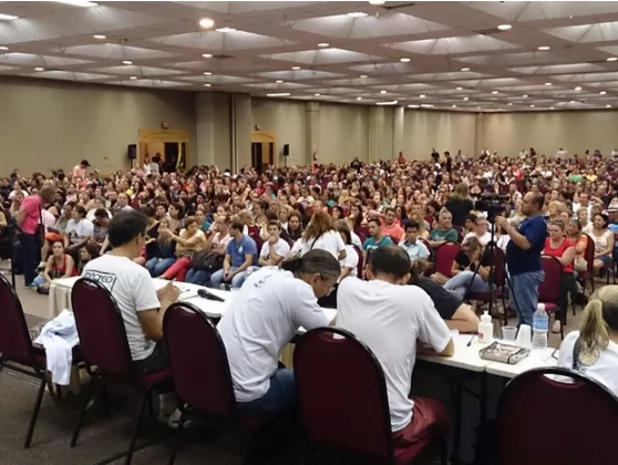 Professores decidem não entrar em greve e dar tempo para o governo estudar contraproposta até o fim do mês