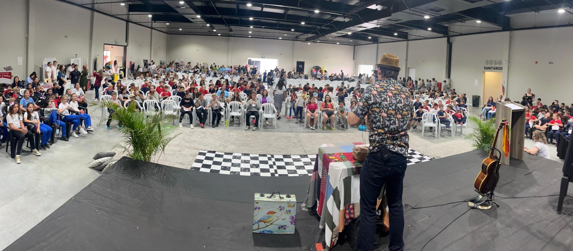 1ª Feira Regional e Municipal do Livro de Ituporanga abre com apresentações