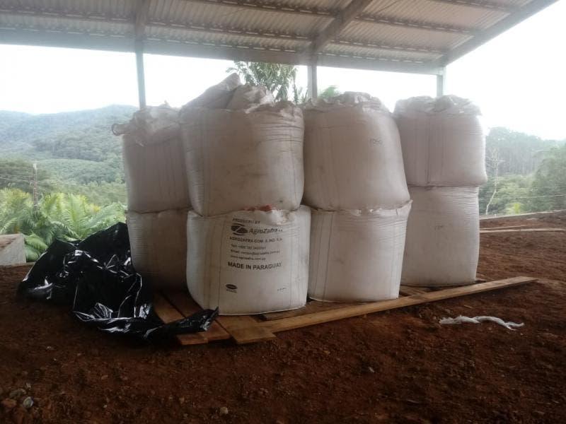 14 toneladas de fertilizantes roubados são localizadas em terreno de Luiz Alves