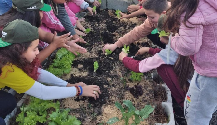 160 estudantes de Bom Retiro participam de projeto de Horta Escolar