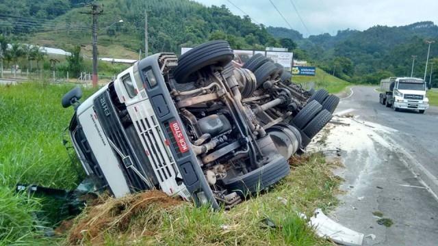 BR470: Carreta tomba em Ibirama