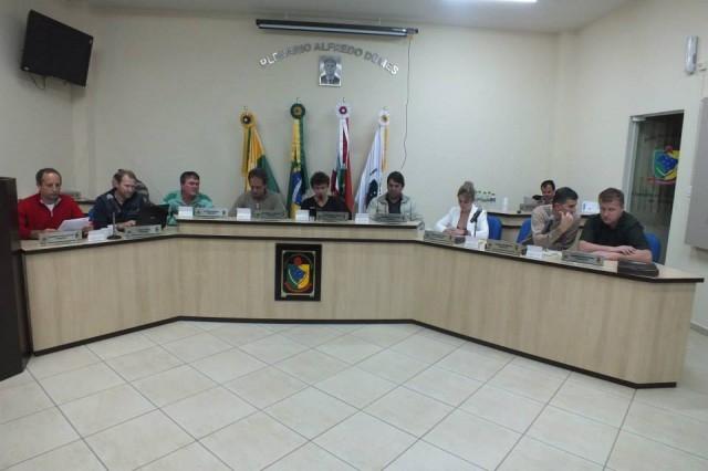Vereadores solicitam esclarecimentos sobre IPTU e liberação de alvarás em Aurora